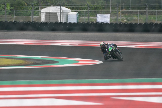 Alex Rins menjajal sirkuit Internasional Jalan Raya Pertamina Mandalika, Jumat (11/2/2022) pagi. Alex menjadi pembalap pertama yang menjajal sirkuit dengan motor Suzuki-nya. 18 pembalap lain kemudian menyusul Alex mengaspali pertama kalinya sirkuit kebanggaan masyarakat Lombok.