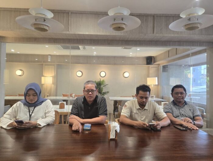 FOTO. Hadir saat konferensi pers yakni Area Manager Amanda Brownies Sulawesi Papua (Mubarak Azis), Area Supervisor Amanda Brownies Sulawesi Papua (Nurtayyibul Yama), ⁠Kepala Divisi HRGA Amanda Brownies Sulawesi Papua (Arie Arya) dan Kepala Divisi Finance & Accounting Amanda Brownies Sulawesi Papua (Ines Winansari).