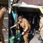 Walikota Makassar Munafri Arifuddin bersama Direksi PDAM Makassar melakukan peninjauan air bersih di Kecamatan Tallo